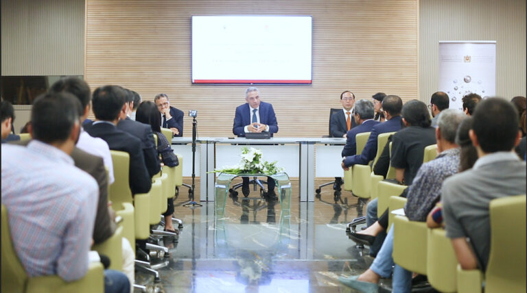 التوقيع على اتفاقية استثمارية بين المغرب والمجموعة الصينية “ستيك ديكاستال” لإنتاج إطارات العجلات من الألمنيوم